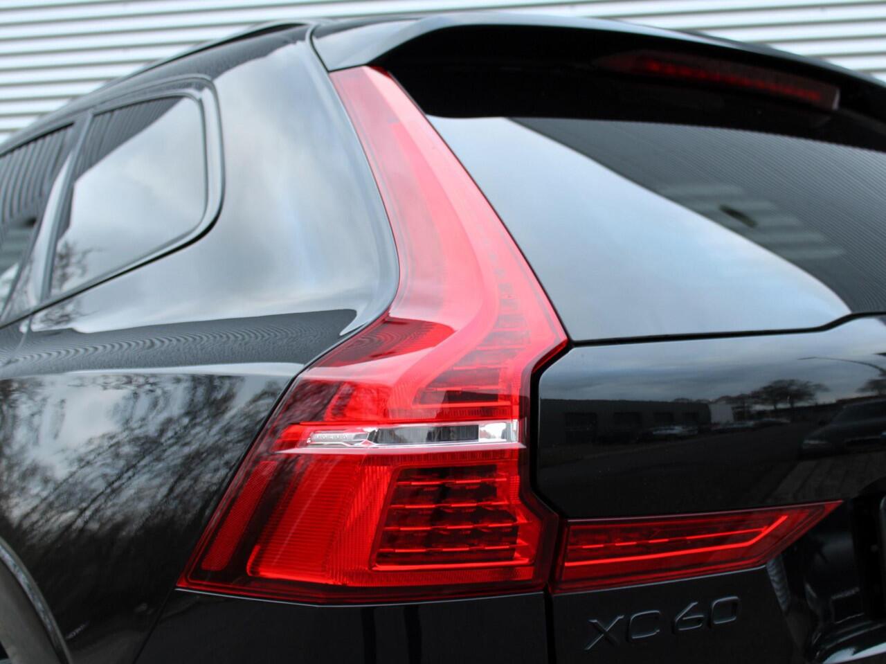 Volvo XC60 2.0 T8 AWD Ultra Black Edition Automaat / Panoramadak / Bowers&Wilkens audio / Luchtvering / Trekhaak / 360* camera / Treeplanken