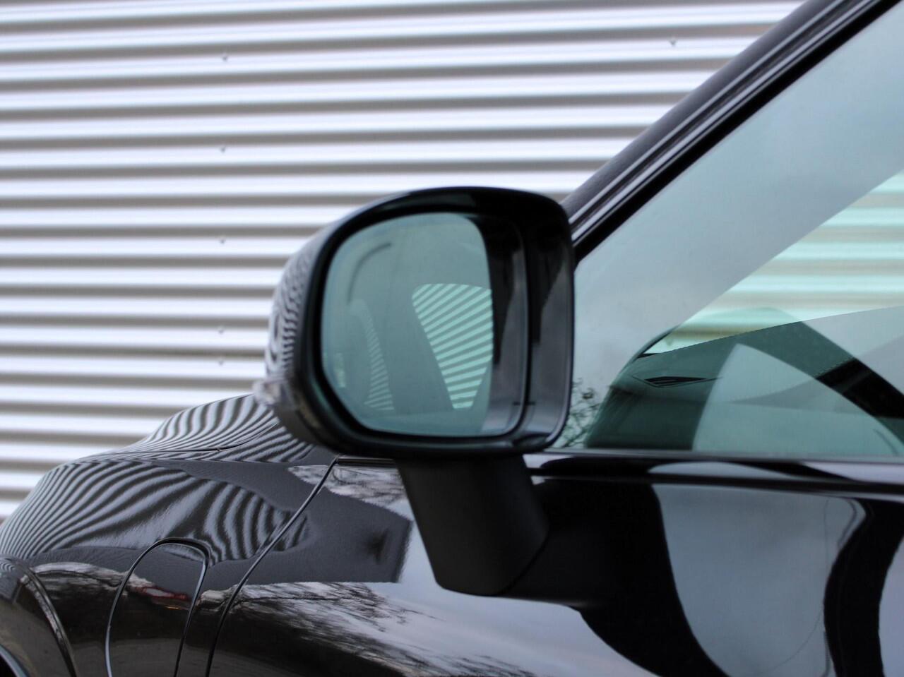 Volvo XC60 2.0 T8 AWD Ultra Black Edition Automaat / Panoramadak / Bowers&Wilkens audio / Luchtvering / Trekhaak / 360* camera / Treeplanken