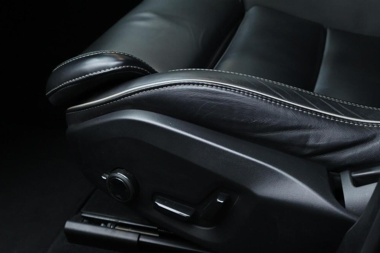 Volvo XC60 2.0 T8 Plug-in hybrid AWD Ultimate Dark / Pano / Bowers & Wilkins / Headup / 360 Camera / Trekhaak