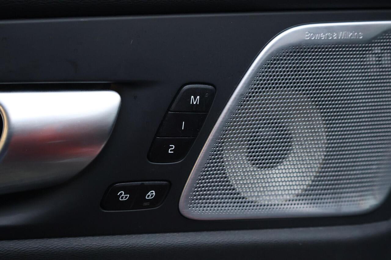 Volvo XC60 2.0 T8 Plug-in hybrid AWD Ultimate Dark / Pano / Bowers & Wilkins / Headup / 360 Camera / Trekhaak