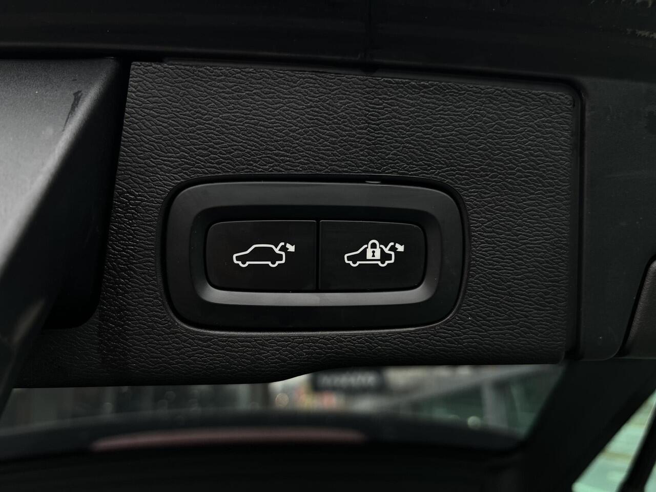 Volvo XC60 2.0 T8 Plug-in hybrid AWD Ultra Black Edition PHEV, Automaat, Luchtvering, Bowers & Wilkins audio, Gelaagde zijruiten, 360 graden parkeercamera, Stoelmassage, Stoelventilatie, Trekhaak semi elektrisch, Extra getinte ramen vanaf B-stijl