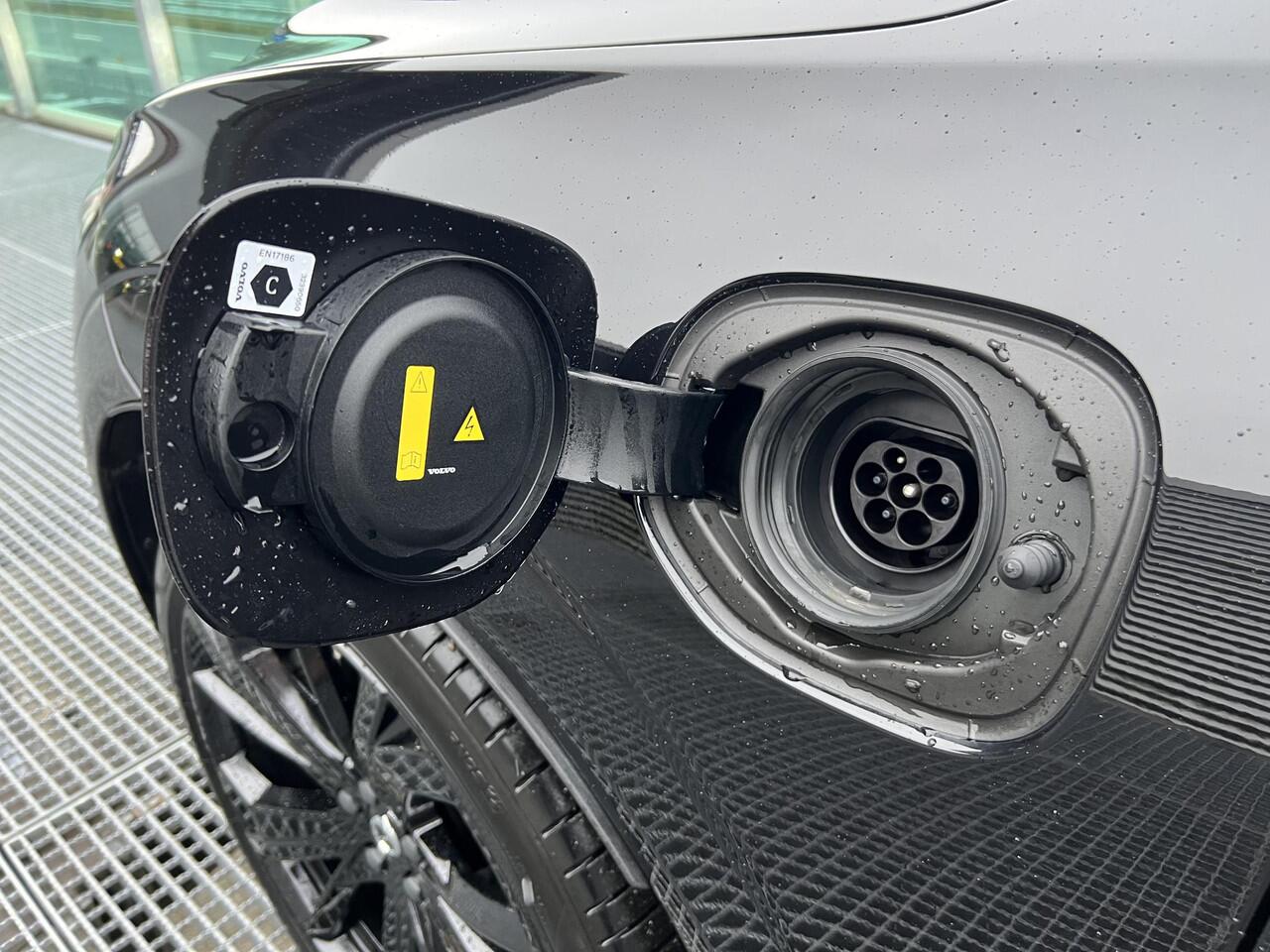 Volvo XC60 2.0 T8 Plug-in hybrid AWD Ultra Black Edition PHEV, Automaat, Luchtvering, Bowers & Wilkins audio, Gelaagde zijruiten, 360 graden parkeercamera, Stoelmassage, Stoelventilatie, Trekhaak semi elektrisch, Extra getinte ramen vanaf B-stijl