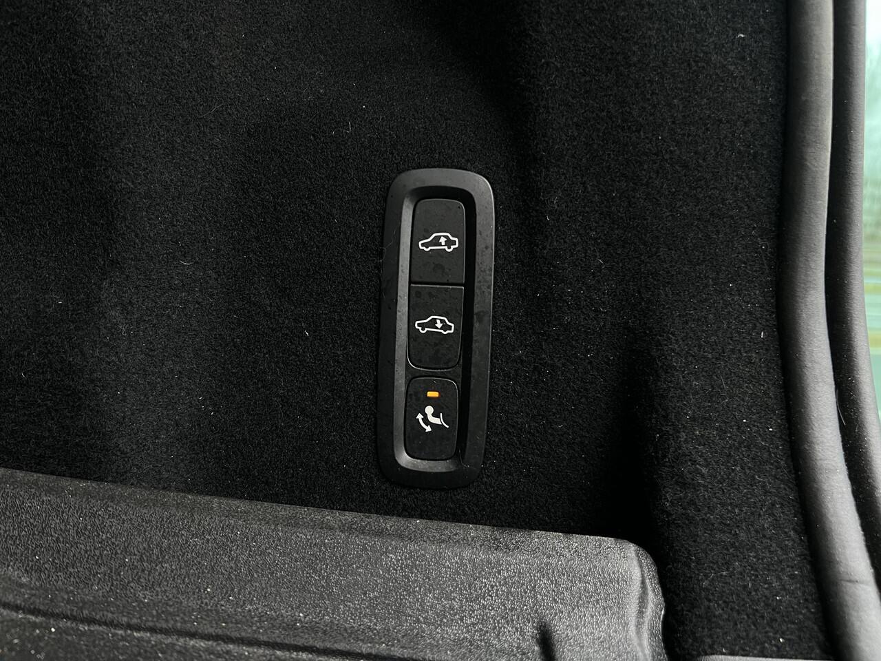 Volvo XC60 2.0 T8 Plug-in hybrid AWD Ultra Black Edition PHEV, Automaat, Luchtvering, Bowers & Wilkins audio, Gelaagde zijruiten, 360 graden parkeercamera, Stoelmassage, Stoelventilatie, Trekhaak semi elektrisch, Extra getinte ramen vanaf B-stijl