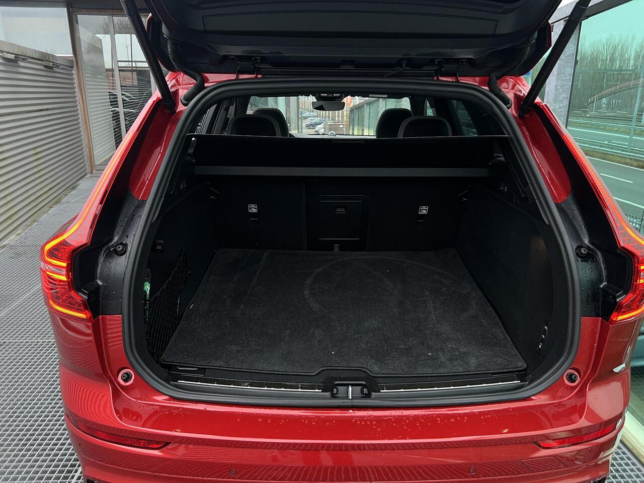 Volvo XC60 2.0 T8 Plug-in hybrid AWD Ultra Dark PHEV, Automaat, Luchtvering, Bowers & Wilkins audio, Trekhaak semi elektrisch, Panoramadak, 21 inch wielen, Stoel- en stuurverwarming, Gelaagde zijruiten, Extra getinte ramen