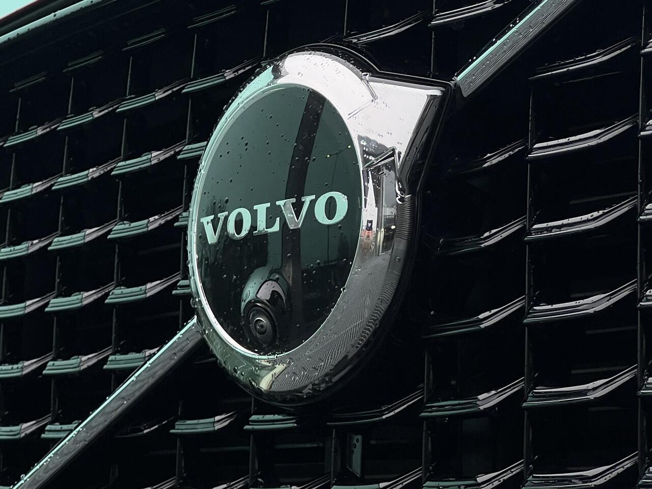 Volvo XC60 2.0 T8 Plug-in hybrid AWD Ultra Dark PHEV, Automaat, Luchtvering, Bowers & Wilkins audio, Trekhaak semi elektrisch, Panoramadak, 21 inch wielen, Stoel- en stuurverwarming, Gelaagde zijruiten, Extra getinte ramen