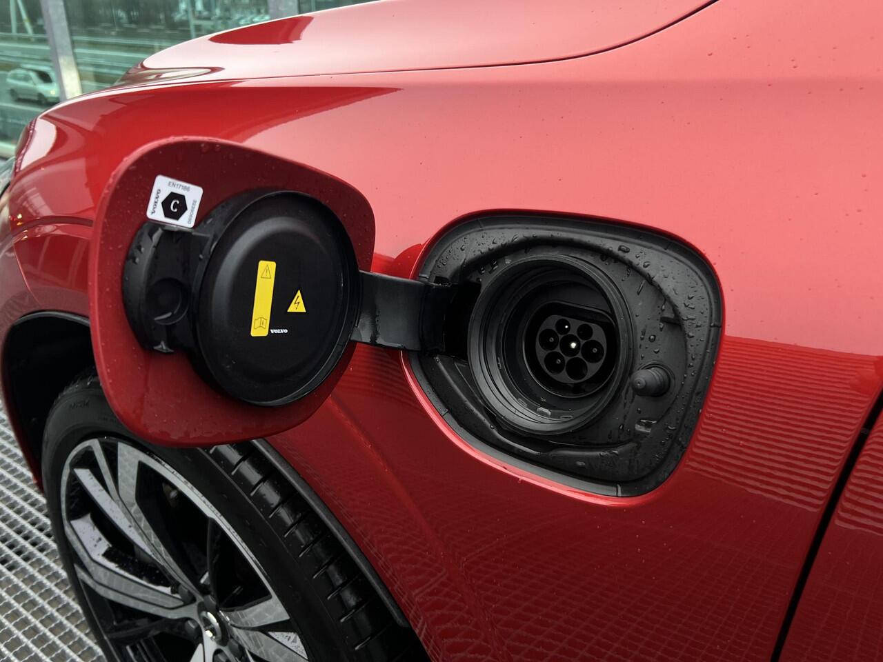 Volvo XC60 2.0 T8 Plug-in hybrid AWD Ultra Dark PHEV, Automaat, Luchtvering, Bowers & Wilkins audio, Trekhaak semi elektrisch, Panoramadak, 21 inch wielen, Stoel- en stuurverwarming, Gelaagde zijruiten, Extra getinte ramen