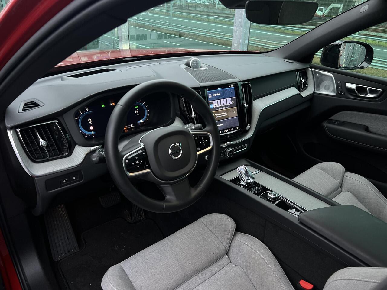 Volvo XC60 2.0 T8 Plug-in hybrid AWD Ultra Dark PHEV, Automaat, Luchtvering, Bowers & Wilkins audio, Trekhaak semi elektrisch, Panoramadak, 21 inch wielen, Stoel- en stuurverwarming, Gelaagde zijruiten, Extra getinte ramen