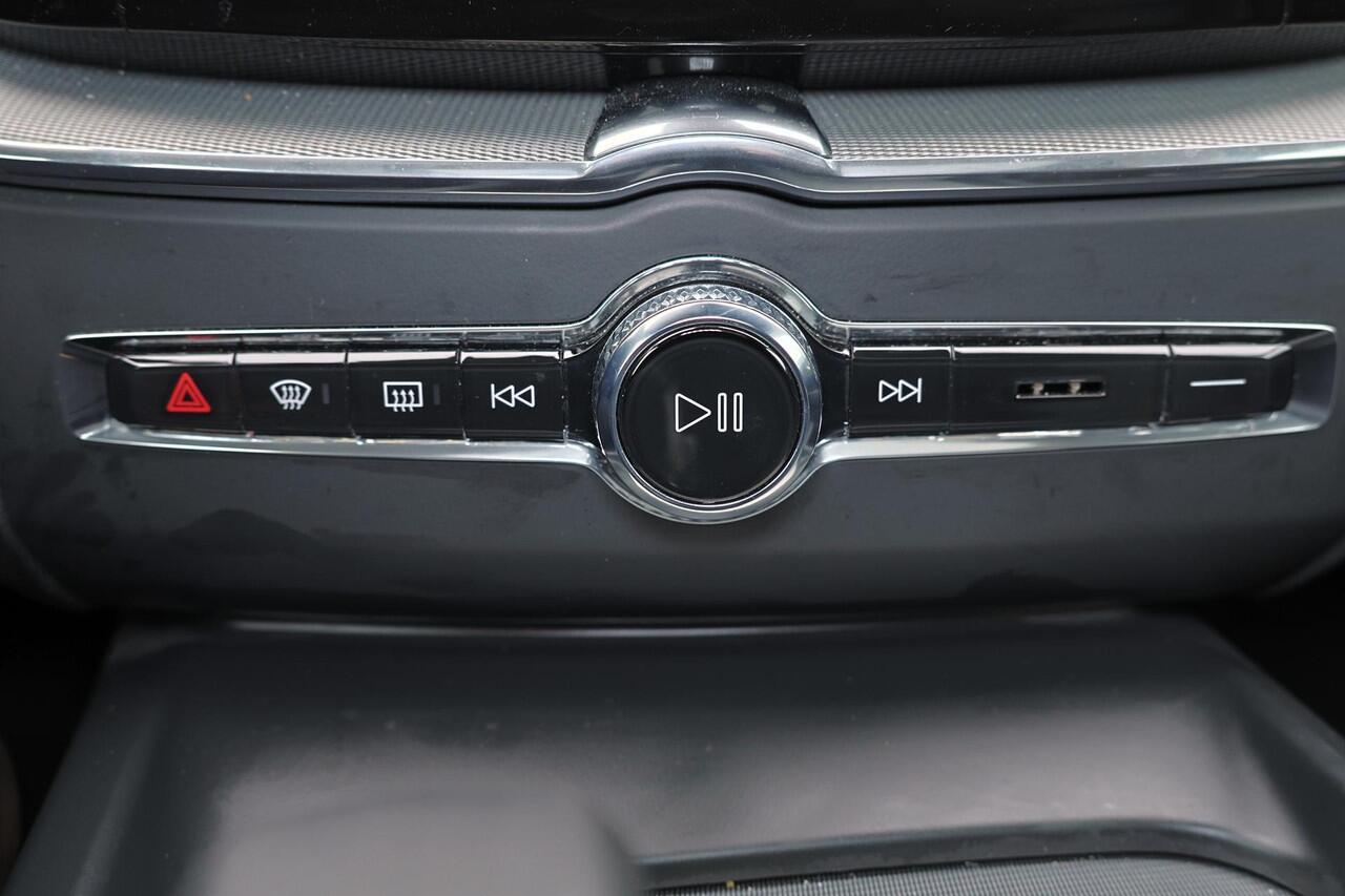 Volvo XC60 T6 Recharge Essential Edition Bright Panorama/schuifdak - IntelliSafe Assist & Surround - Parkeercamera achter - Verwarmde voorstoelen, stuur & achterbank - Parkeersensoren voor & achter - Draadloze tel. lader - Standkachel - Extra getint glas - Elektr. i