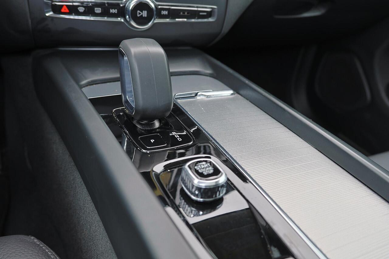 Volvo XC60 T6 Recharge Essential Edition Bright Panorama/schuifdak - IntelliSafe Assist & Surround - Parkeercamera achter - Verwarmde voorstoelen, stuur & achterbank - Parkeersensoren voor & achter - Draadloze tel. lader - Standkachel - Extra getint glas - Elektr. i