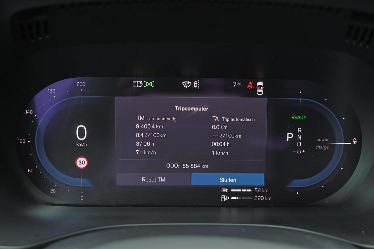 Volvo XC60 T6 Recharge Essential Edition Bright Panorama/schuifdak - IntelliSafe Assist & Surround - Parkeercamera achter - Verwarmde voorstoelen, stuur & achterbank - Parkeersensoren voor & achter - Draadloze tel. lader - Standkachel - Extra getint glas - Elektr. i