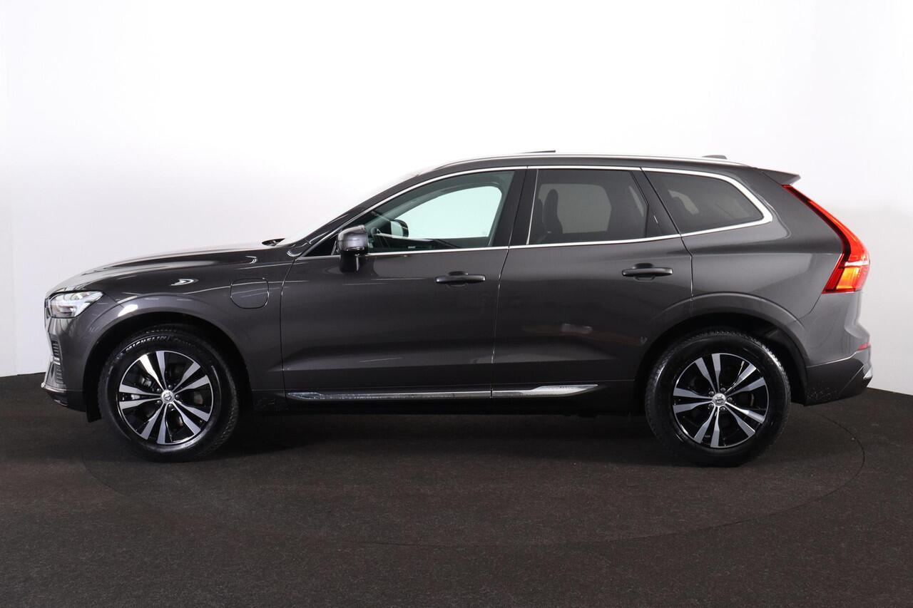 Volvo XC60 T6 Recharge Essential Edition Bright Panorama/schuifdak - IntelliSafe Assist & Surround - Parkeercamera achter - Verwarmde voorstoelen, stuur & achterbank - Parkeersensoren voor & achter - Draadloze tel. lader - Standkachel - Extra getint glas - Elektr. i
