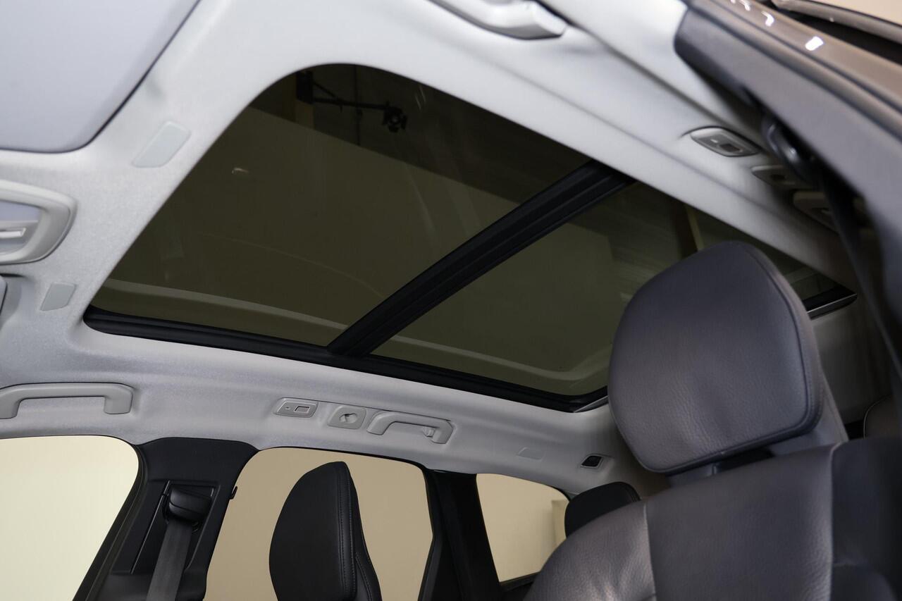 Volvo XC60 T6 Recharge Essential Edition Bright Panorama/schuifdak - IntelliSafe Assist & Surround - Parkeercamera achter - Verwarmde voorstoelen, stuur & achterbank - Parkeersensoren voor & achter - Draadloze tel. lader - Standkachel - Extra getint glas - Elektr. i