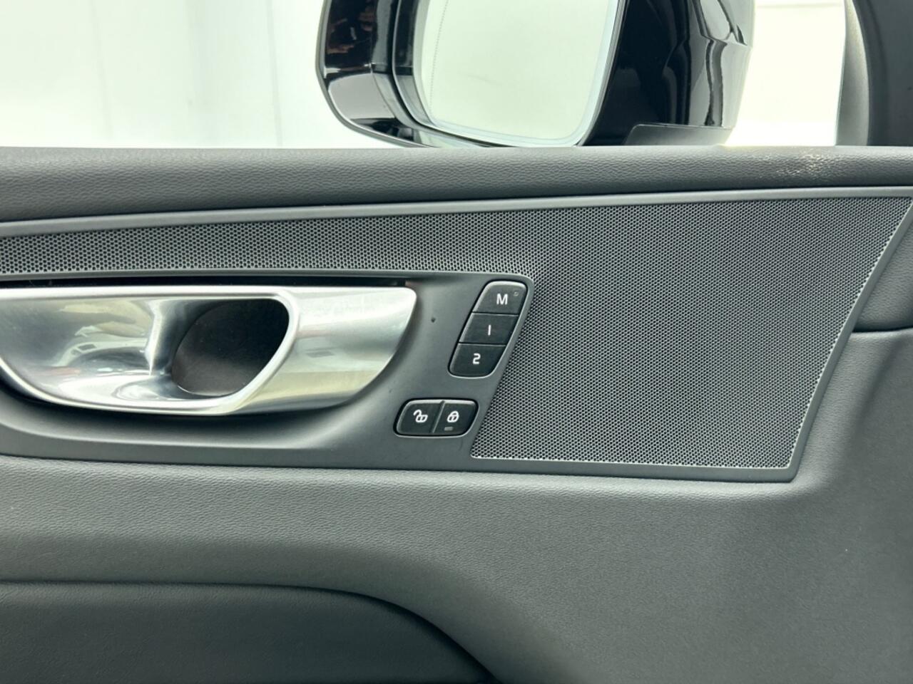 Volvo XC60 T6 Plus Dark Recharge Plug-In Hybrid AWD