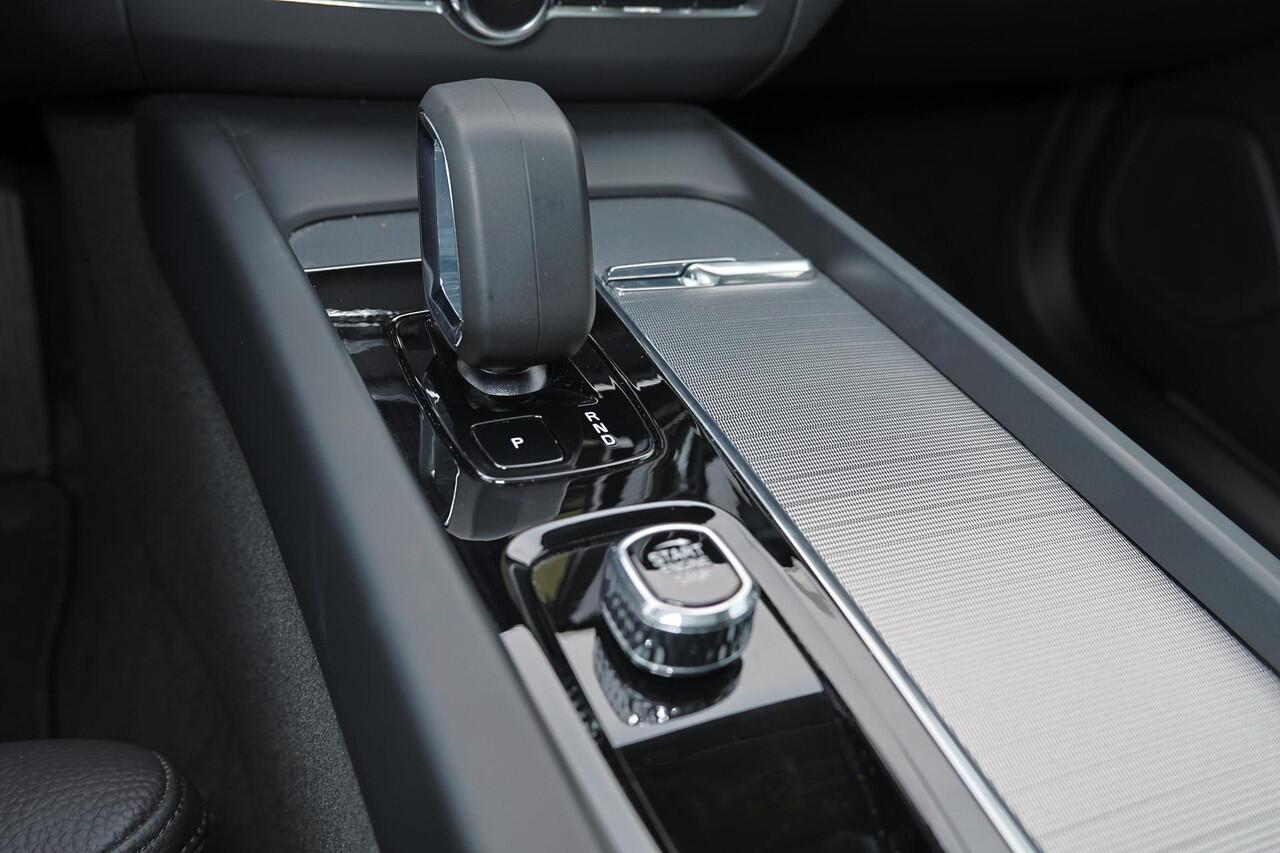 Volvo XC60 T6 Recharge AWD Plus Bright - Panorama/schuifdak - IntelliSafe Assist & Surround - Harman/Kardon audio - Adaptieve LED koplampen - Parkeercamera achter - Verwarmde voorstoelen, stuur & achterbank - Parkeersensoren voor & achter - Elektr. bedienb. voorstoe