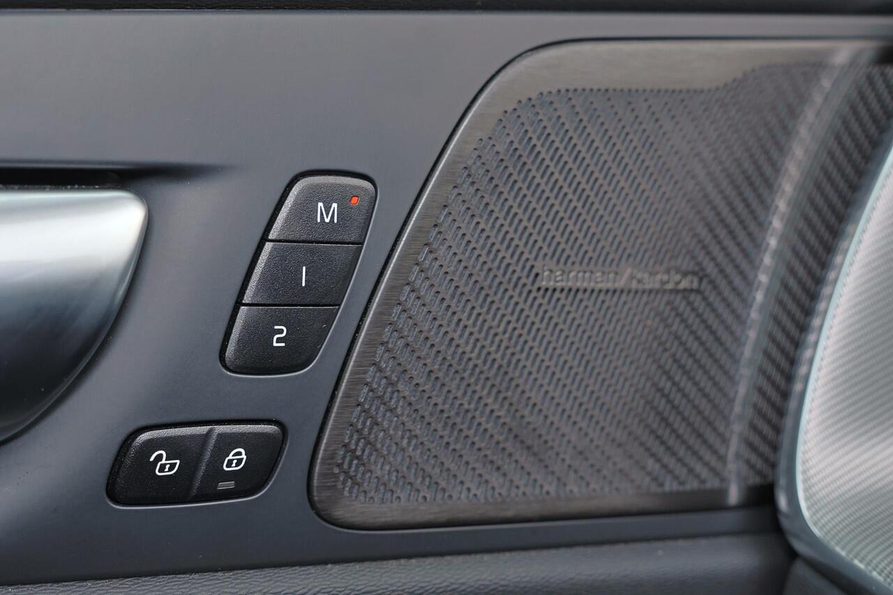 Volvo XC60 T6 Recharge AWD Plus Bright - Panorama/schuifdak - IntelliSafe Assist & Surround - Harman/Kardon audio - Adaptieve LED koplampen - Parkeercamera achter - Verwarmde voorstoelen, stuur & achterbank - Parkeersensoren voor & achter - Elektr. bedienb. voorstoe