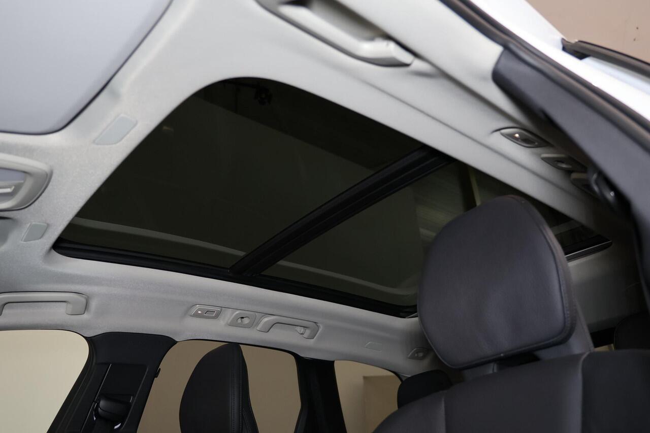 Volvo XC60 T6 Recharge AWD Plus Bright - Panorama/schuifdak - IntelliSafe Assist & Surround - Harman/Kardon audio - Adaptieve LED koplampen - Parkeercamera achter - Verwarmde voorstoelen, stuur & achterbank - Parkeersensoren voor & achter - Elektr. bedienb. voorstoe