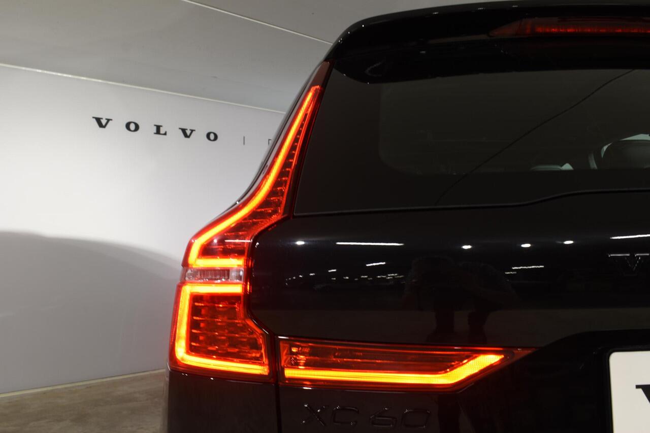 Volvo XC60 T6 350PK Automaat Plug-in Hybrid AWD Plus Black Edition/ Bowers & Wilkins / Navigatie / 360 Camera / Head-up Display / Panoramadak / Stoelverwarming v+a / Stuurverwarming / 21'' Velgen