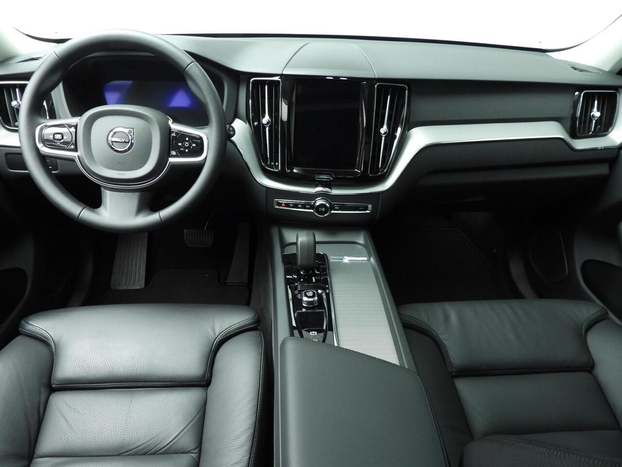 Volvo XC60 2.0 T6 Plug-in hybrid AWD Plus | Trekhaak | Pano | Leder | Camera | Stoel + stuur verwarmd