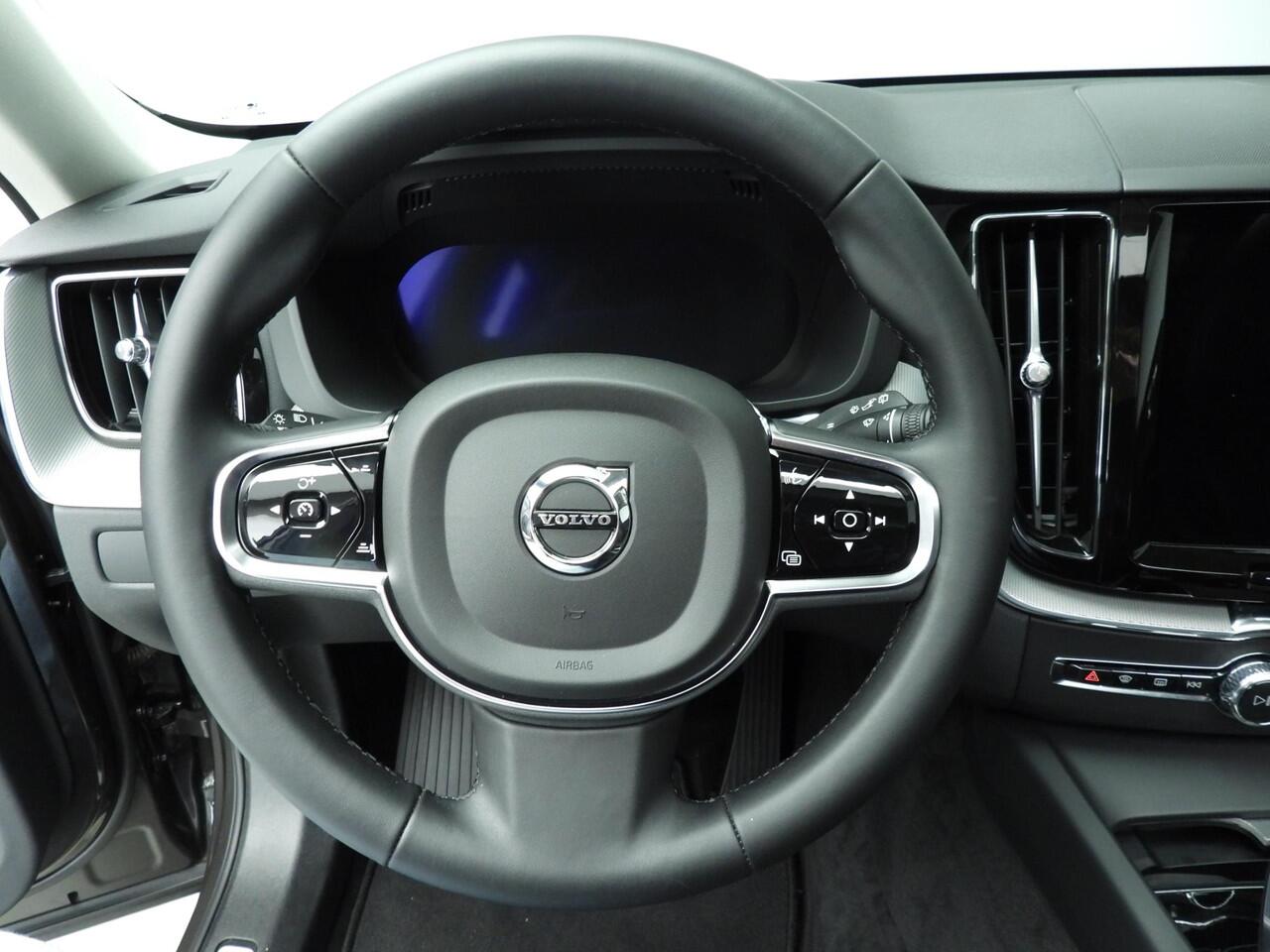 Volvo XC60 2.0 T6 Plug-in hybrid AWD Plus | Trekhaak | Pano | Leder | Camera | Stoel + stuur verwarmd