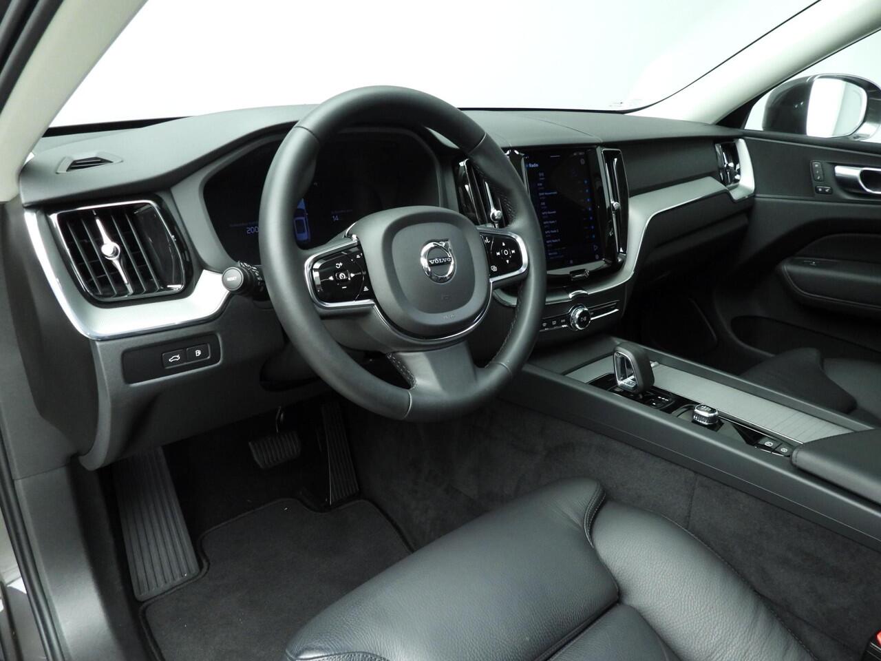 Volvo XC60 2.0 T6 Plug-in hybrid AWD Plus | Trekhaak | Pano | Leder | Camera | Stoel + stuur verwarmd