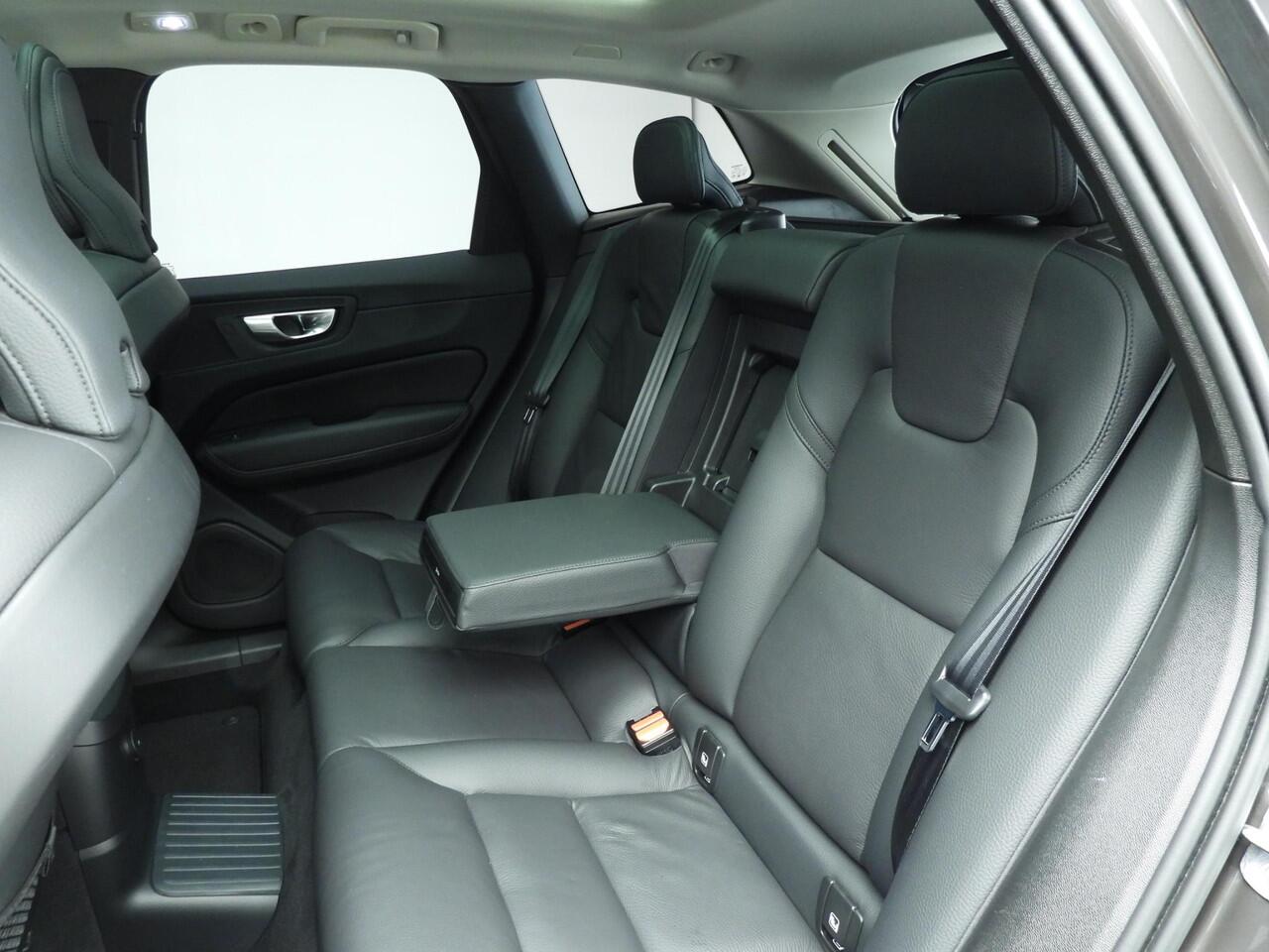 Volvo XC60 2.0 T6 Plug-in hybrid AWD Plus | Trekhaak | Pano | Leder | Camera | Stoel + stuur verwarmd