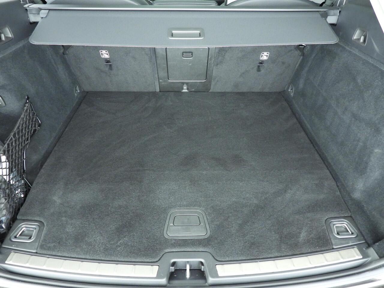 Volvo XC60 2.0 T6 Plug-in hybrid AWD Plus | Trekhaak | Pano | Leder | Camera | Stoel + stuur verwarmd