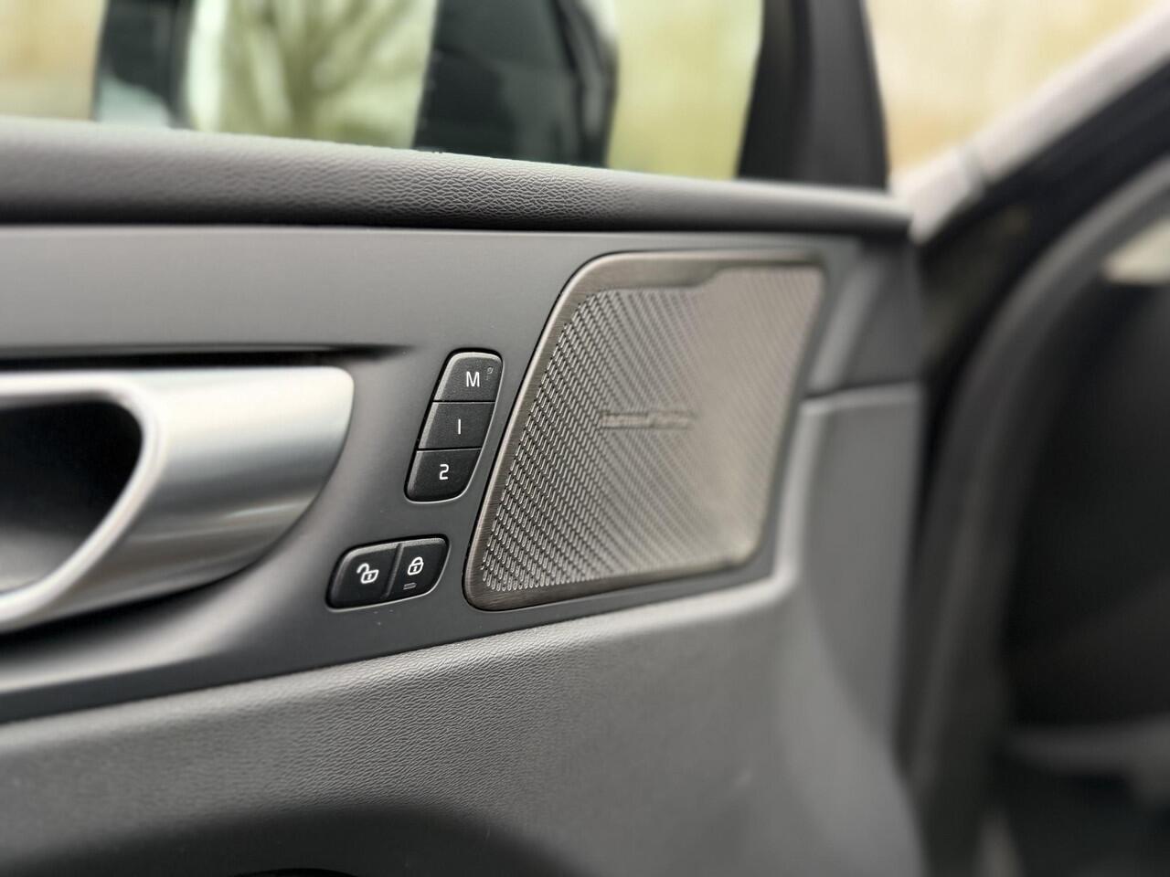 Volvo XC60 2.0 T6 Plug-in hybrid AWD Dark | Pano | Trekhaak | 360 Camera | Pilot | Blind Spot | Harman & Kardon | Leder |