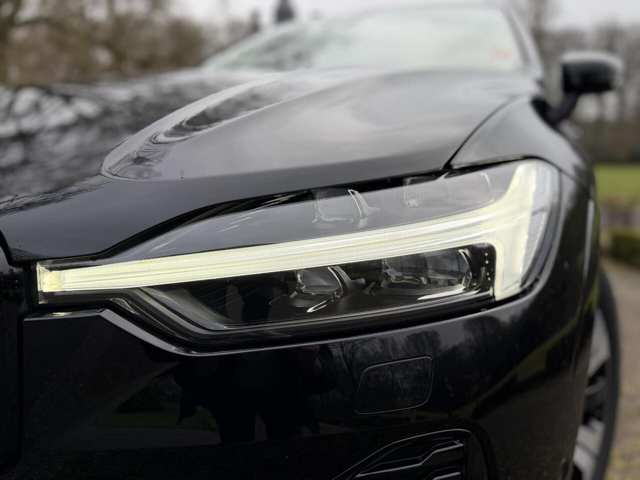 Volvo XC60 2.0 T6 Plug-in hybrid AWD Dark | Pano | Trekhaak | 360 Camera | Pilot | Blind Spot | Harman & Kardon | Leder |