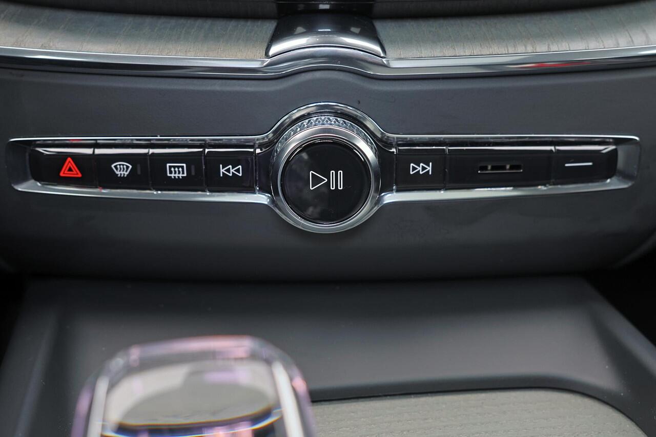 Volvo XC60 T8 Recharge AWD Ultra Dark - Panorama/schuifdak - IntelliSafe Assist & Surround - 360º Camera - Bowers & Wilkins audio - Adaptieve LED koplampen - Verwarmde voorstoelen, stuur & achterbank - Parkeersensoren voor & achter - Elektr. bedienb. voorstoelen met