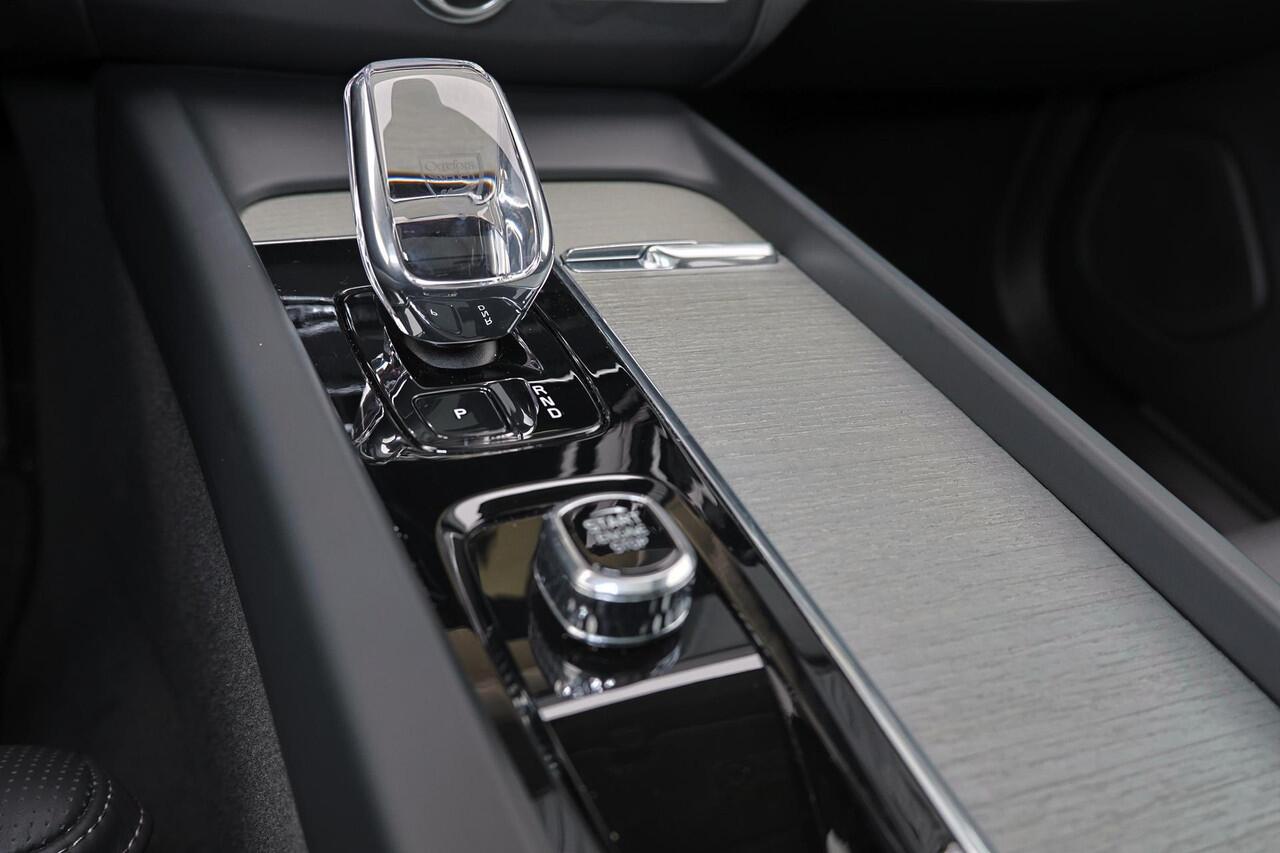 Volvo XC60 T8 Recharge AWD Ultra Dark - Panorama/schuifdak - IntelliSafe Assist & Surround - 360º Camera - Bowers & Wilkins audio - Adaptieve LED koplampen - Verwarmde voorstoelen, stuur & achterbank - Parkeersensoren voor & achter - Elektr. bedienb. voorstoelen met