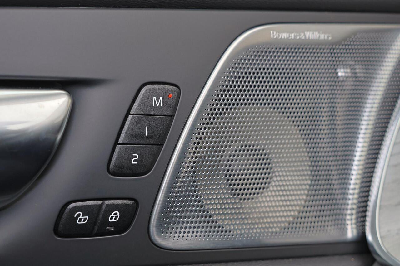 Volvo XC60 T8 Recharge AWD Ultra Dark - Panorama/schuifdak - IntelliSafe Assist & Surround - 360º Camera - Bowers & Wilkins audio - Adaptieve LED koplampen - Verwarmde voorstoelen, stuur & achterbank - Parkeersensoren voor & achter - Elektr. bedienb. voorstoelen met