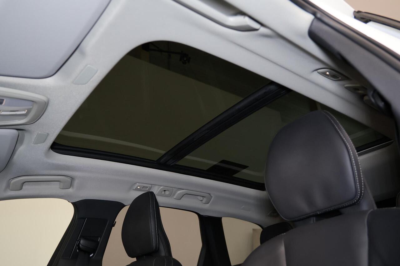Volvo XC60 T8 Recharge AWD Ultra Dark - Panorama/schuifdak - IntelliSafe Assist & Surround - 360º Camera - Bowers & Wilkins audio - Adaptieve LED koplampen - Verwarmde voorstoelen, stuur & achterbank - Parkeersensoren voor & achter - Elektr. bedienb. voorstoelen met