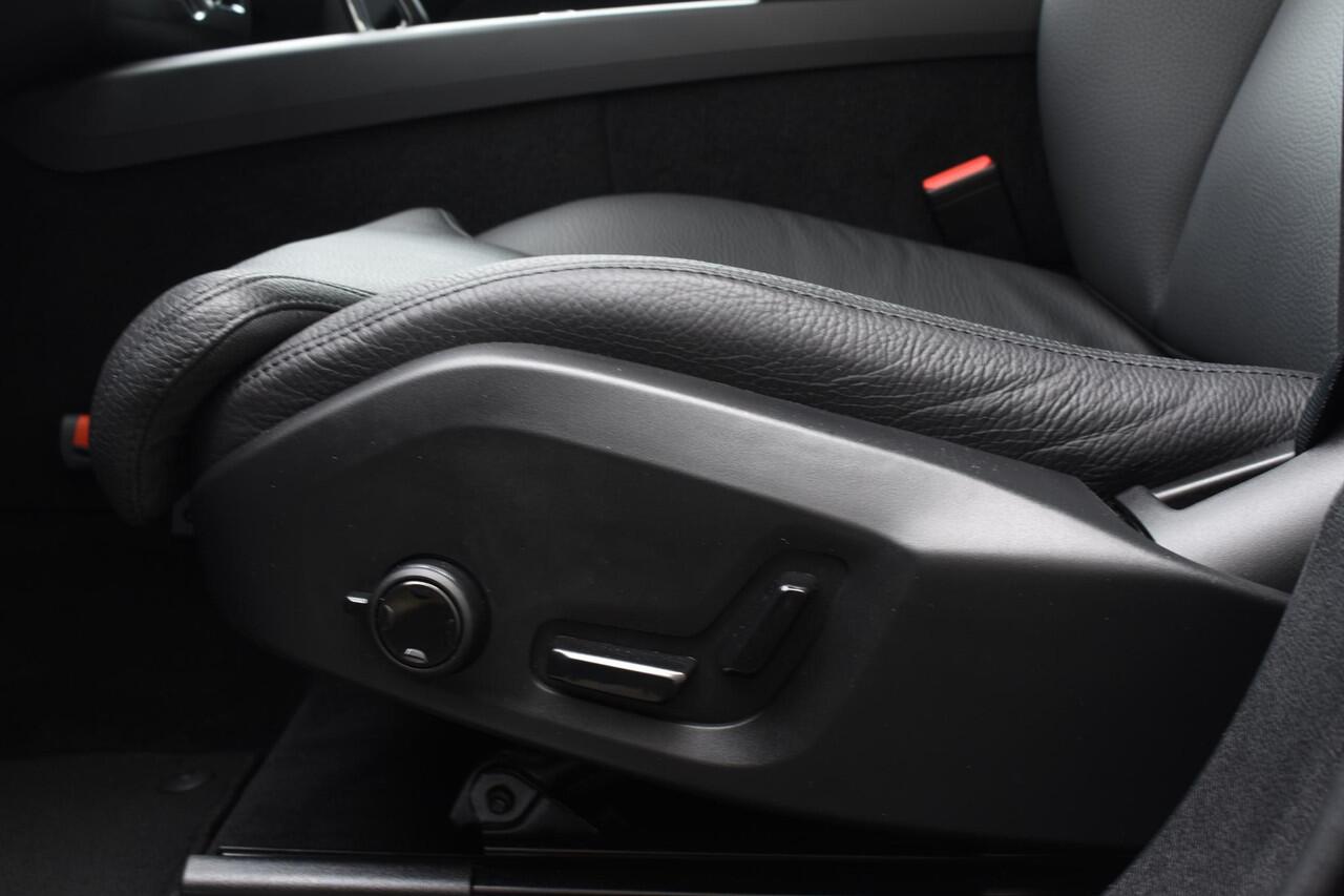 Volvo XC60 T6 350PK Automaat Plug-in Hybrid AWD Ultra Dark / Navigatie / Adaptieve Cruise control / Head Up-Display / Panorama dak / Leder / Elektrische stoelen / 360 Camera / Trekhaak / 20" Velgen
