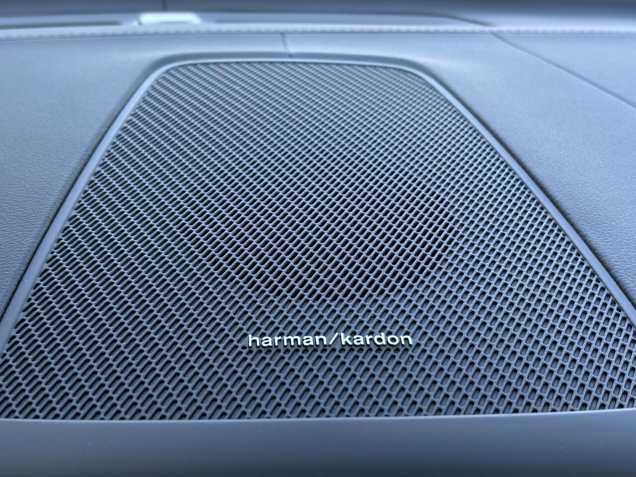 Volvo XC60 2.0 T6 Plug-in hybrid AWD Ultra Black Edition | 22"velgen | Trekhaak | Adaptieve Cruise Control | Panoramadak | Harman Kardon Audio | Parkeercamera | Stoel-/Stuurverwarming | Dodehoek Detectie |