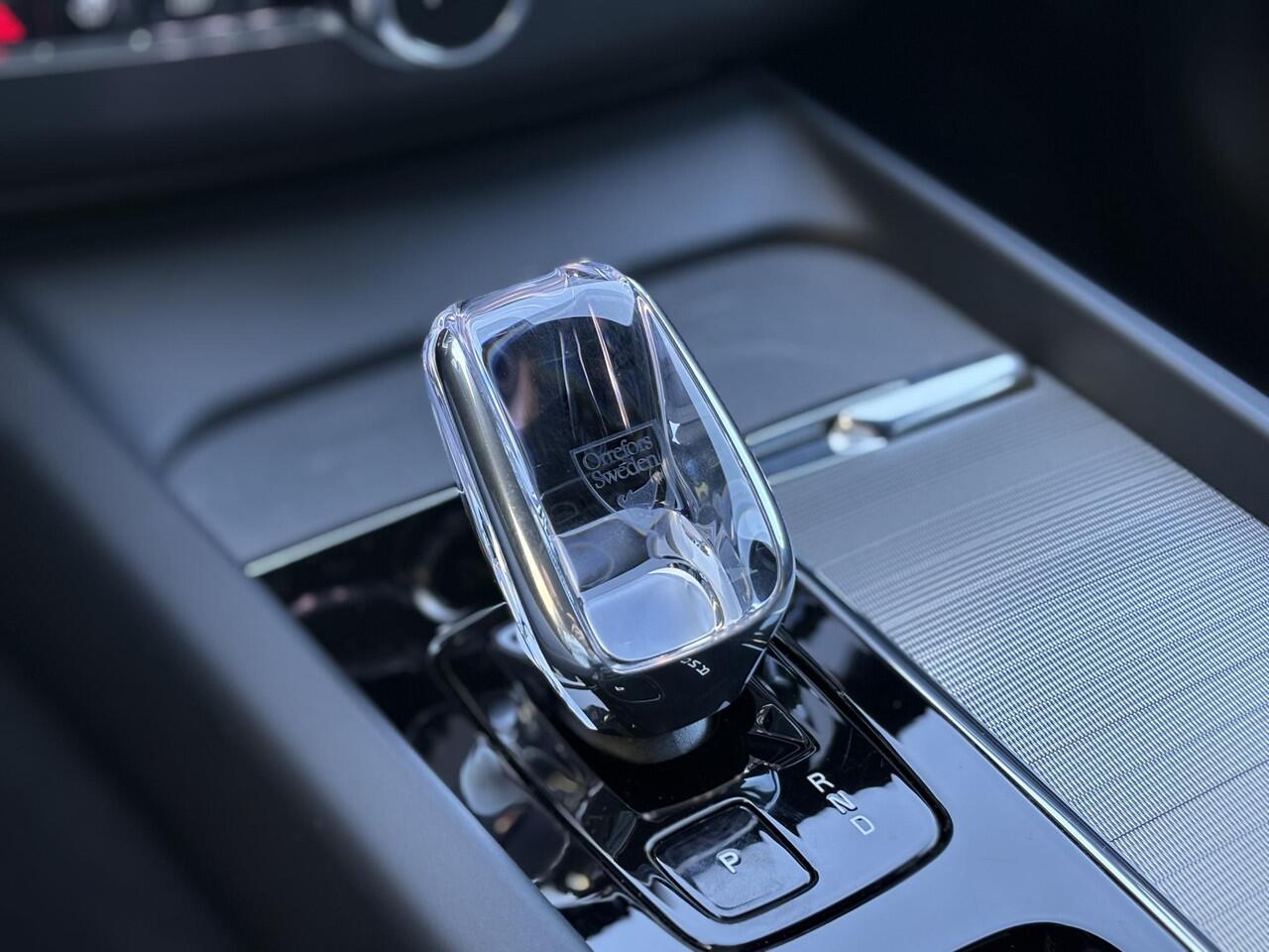 Volvo XC60 2.0 T6 Plug-in hybrid AWD Ultra Black Edition | 22"velgen | Trekhaak | Adaptieve Cruise Control | Panoramadak | Harman Kardon Audio | Parkeercamera | Stoel-/Stuurverwarming | Dodehoek Detectie |