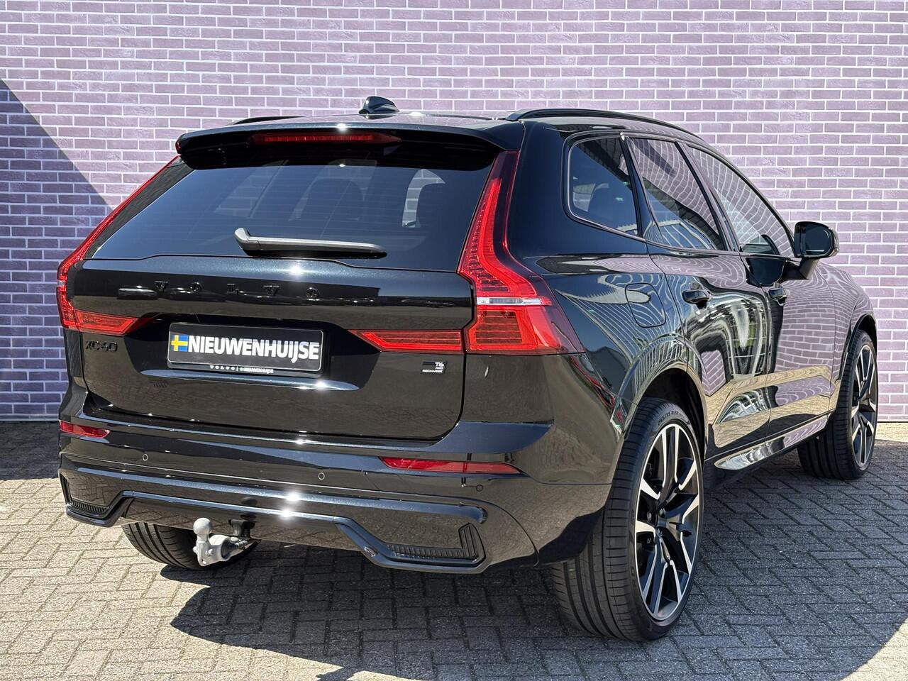 Volvo XC60 2.0 T6 Plug-in hybrid AWD Ultra Black Edition | 22"velgen | Trekhaak | Adaptieve Cruise Control | Panoramadak | Harman Kardon Audio | Parkeercamera | Stoel-/Stuurverwarming | Dodehoek Detectie |