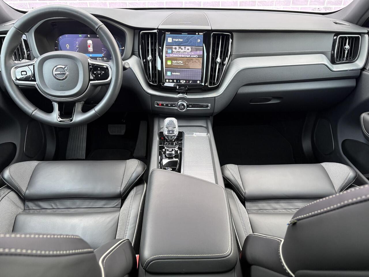 Volvo XC60 2.0 T6 Plug-in hybrid AWD Ultra Black Edition | 22"velgen | Trekhaak | Adaptieve Cruise Control | Panoramadak | Harman Kardon Audio | Parkeercamera | Stoel-/Stuurverwarming | Dodehoek Detectie |