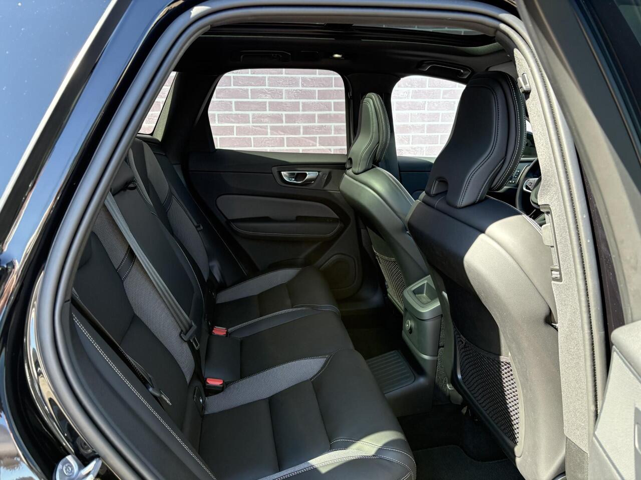 Volvo XC60 2.0 T6 Plug-in hybrid AWD Ultra Black Edition | 22"velgen | Trekhaak | Adaptieve Cruise Control | Panoramadak | Harman Kardon Audio | Parkeercamera | Stoel-/Stuurverwarming | Dodehoek Detectie |