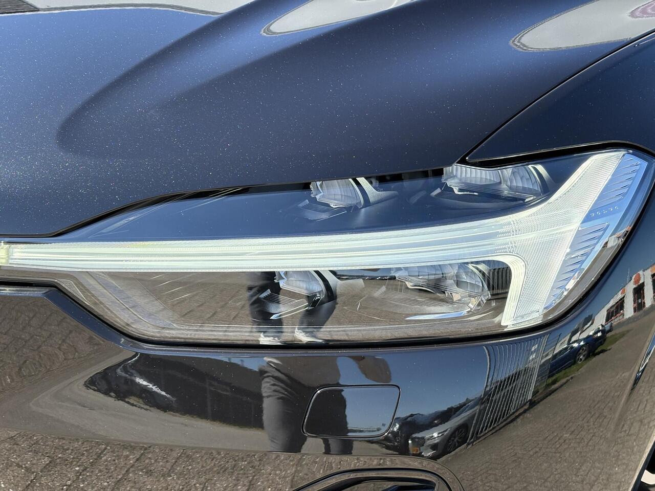 Volvo XC60 2.0 T6 Plug-in hybrid AWD Ultra Black Edition | 22"velgen | Trekhaak | Adaptieve Cruise Control | Panoramadak | Harman Kardon Audio | Parkeercamera | Stoel-/Stuurverwarming | Dodehoek Detectie |