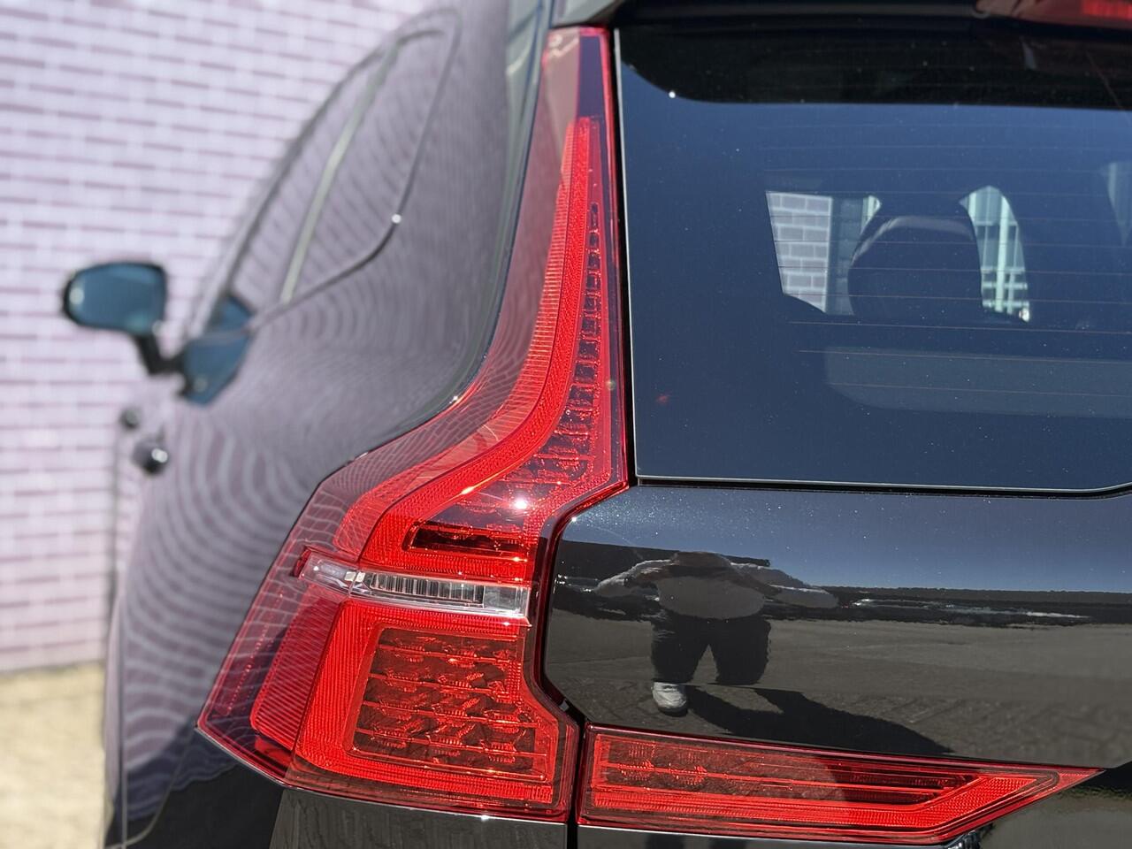 Volvo XC60 2.0 T6 Plug-in hybrid AWD Ultra Black Edition | 22"velgen | Trekhaak | Adaptieve Cruise Control | Panoramadak | Harman Kardon Audio | Parkeercamera | Stoel-/Stuurverwarming | Dodehoek Detectie |