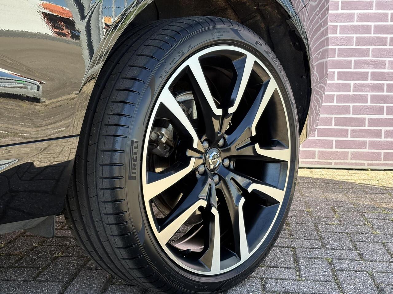 Volvo XC60 2.0 T6 Plug-in hybrid AWD Ultra Black Edition | 22"velgen | Trekhaak | Adaptieve Cruise Control | Panoramadak | Harman Kardon Audio | Parkeercamera | Stoel-/Stuurverwarming | Dodehoek Detectie |