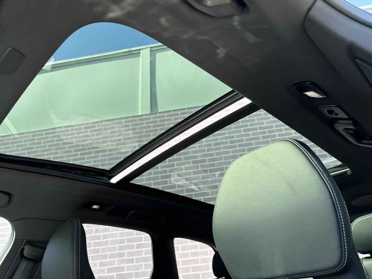 Volvo XC60 2.0 T6 Plug-in hybrid AWD Ultra Black Edition | 22"velgen | Trekhaak | Adaptieve Cruise Control | Panoramadak | Harman Kardon Audio | Parkeercamera | Stoel-/Stuurverwarming | Dodehoek Detectie |