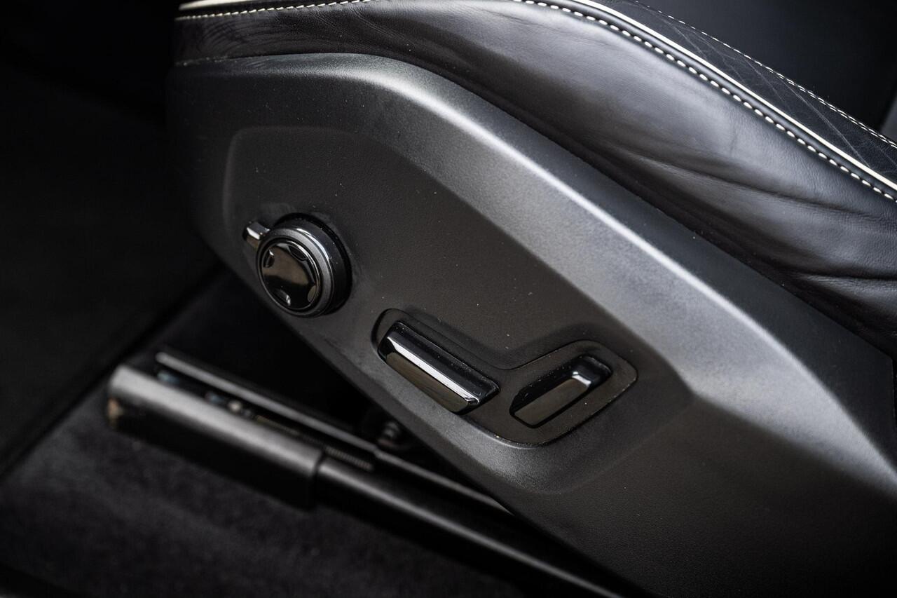 Volvo XC60 2.0 T6 Plug-in hybrid AWD Plus Black Edition | Adaptieve Cruise Control | Panoramadak | Stoel en Stuurverwarming | Dodehoek Detectie | 21" |