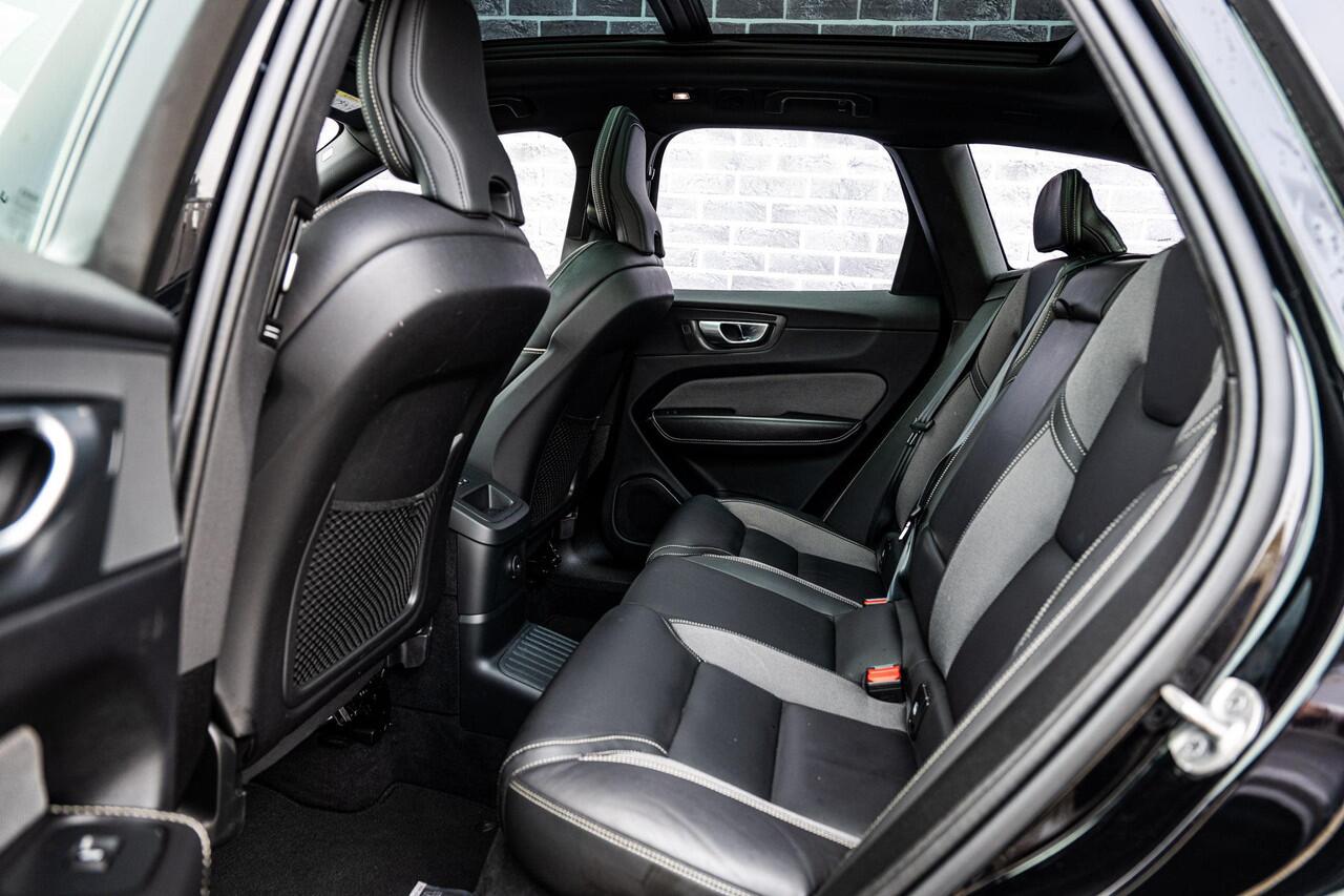 Volvo XC60 2.0 T6 Plug-in hybrid AWD Plus Black Edition | Adaptieve Cruise Control | Panoramadak | Stoel en Stuurverwarming | Dodehoek Detectie | 21" |