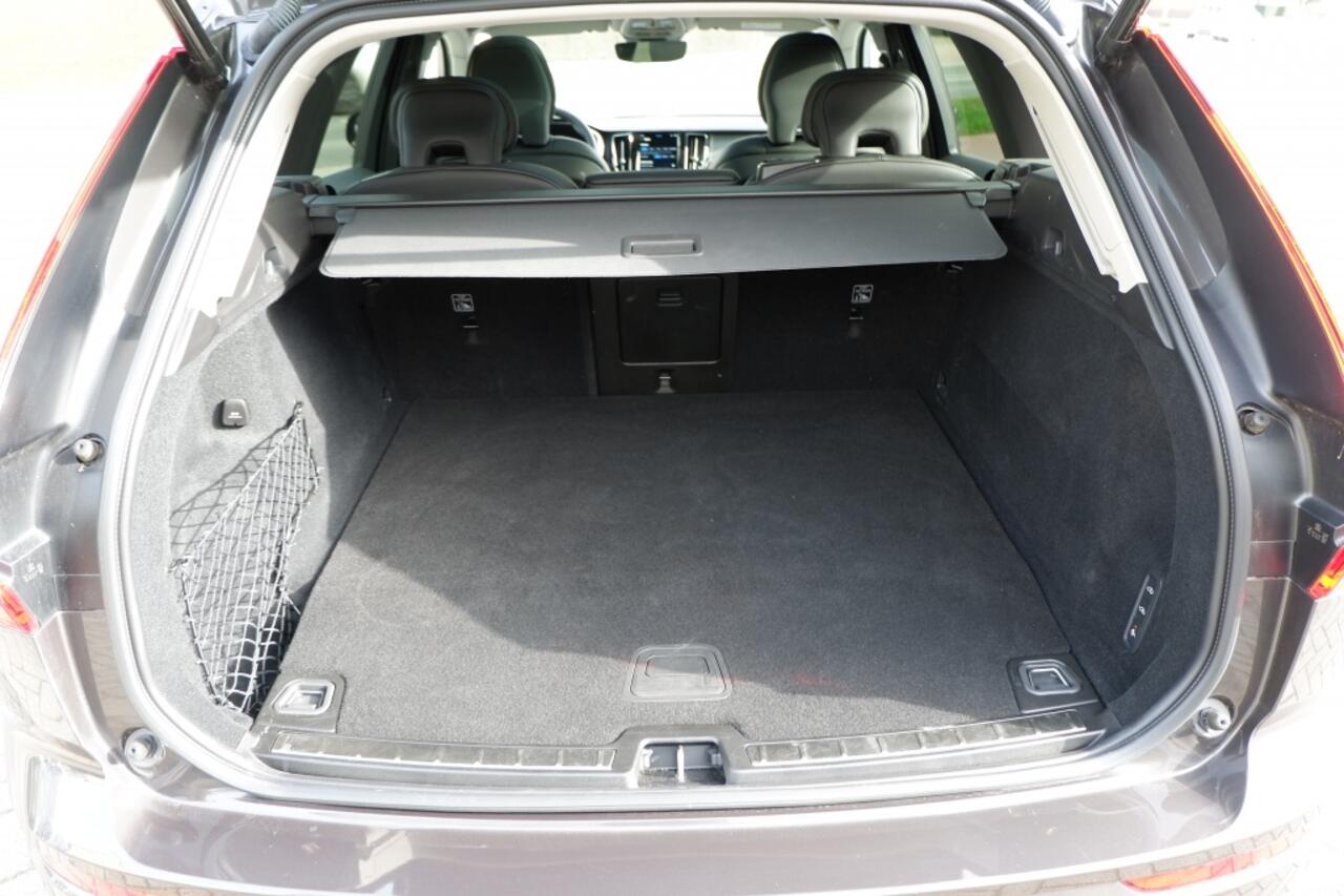 Volvo XC60 2.0 T8 Plus Dark / INCL. 12 mnd BOVAG / Full Option / Luchtverin