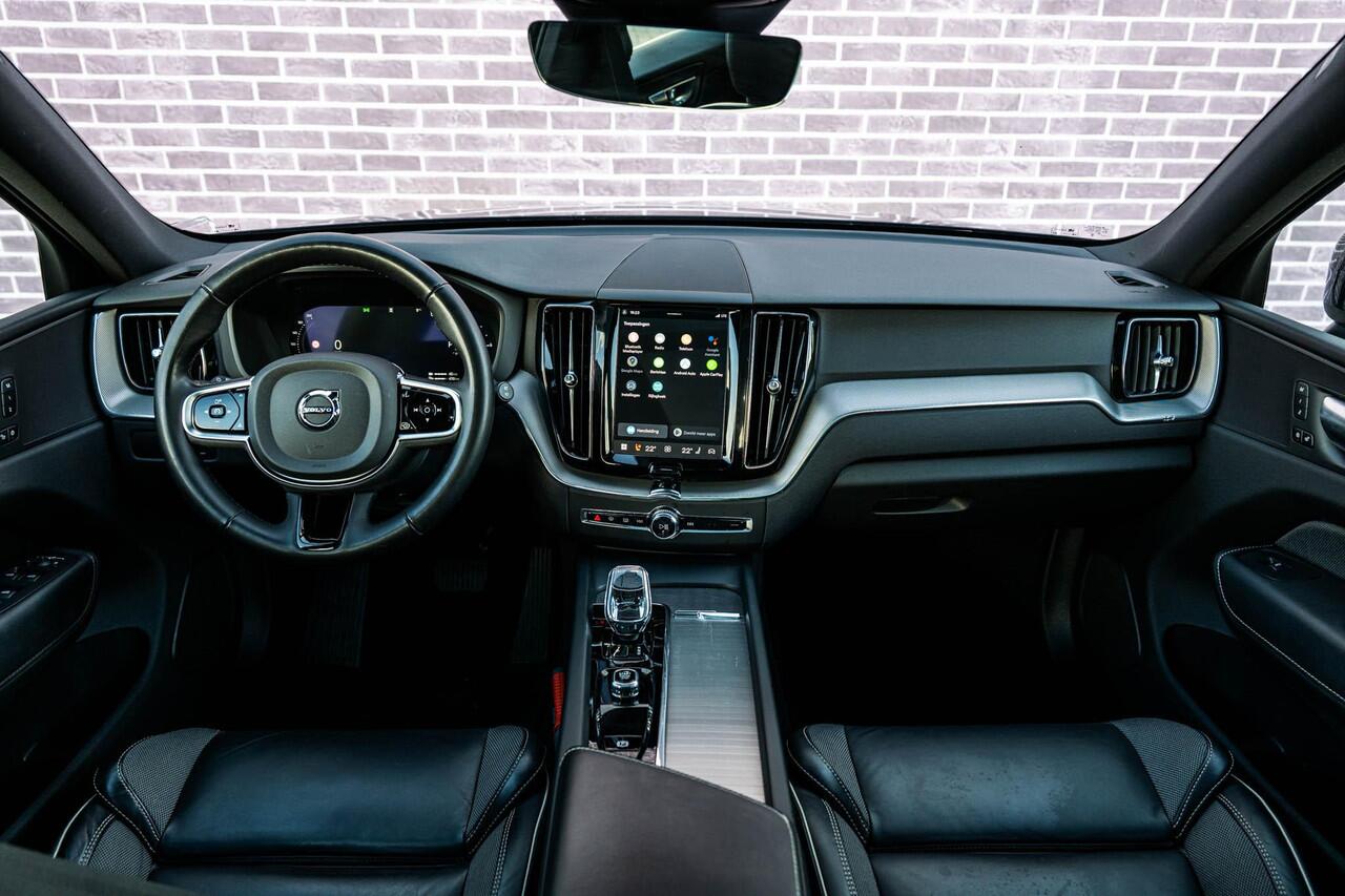 Volvo XC60 2.0 T6 Plug-in hybrid AWD Plus Black Edition | Long Range | Adaptieve Cruise Control | Panoramadak | Stoel en Stuurverwarming | Dodehoek Detectie | 21" |