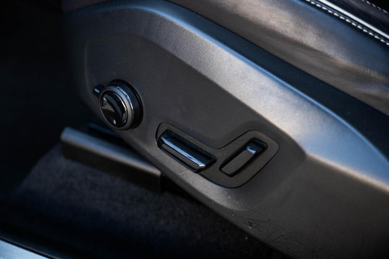 Volvo XC60 2.0 T6 Plug-in hybrid AWD Plus Black Edition | Long Range | Adaptieve Cruise Control | Panoramadak | Stoel en Stuurverwarming | Dodehoek Detectie | 21" |