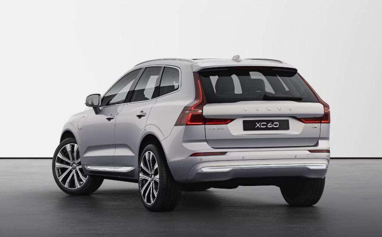 Volvo XC60 T6 350PK Automaat Plug-in hybrid AWD Plus Dark / Panoramadak / Harman Kardon / Luchtvering / 360 camera / Sport stoelen / 21'' velgen