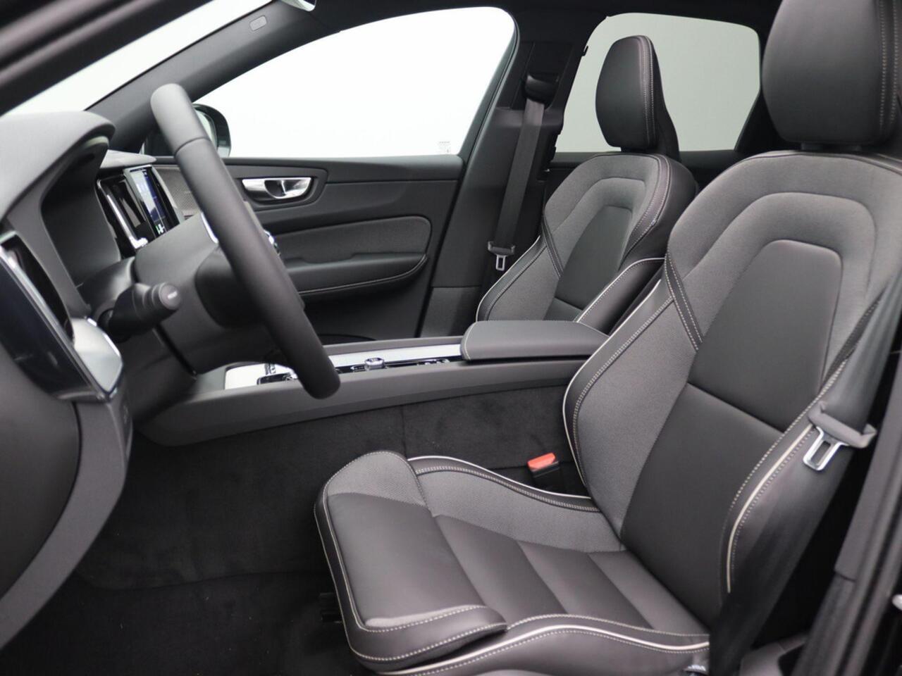 Volvo XC60 2.0 T6 Plug-in hybrid AWD Plus Black Edition 350PK Panoramadak,