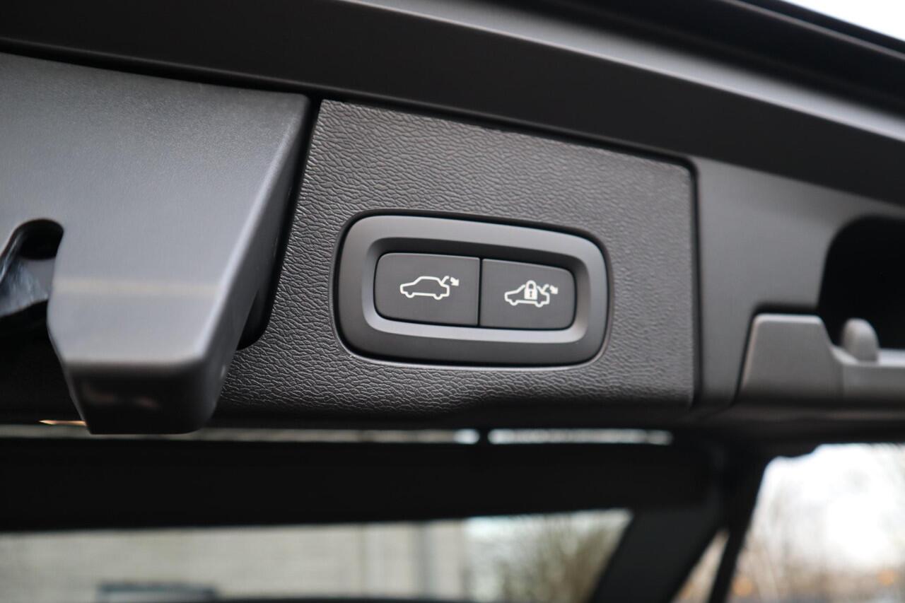 Volvo XC60 2.0 T6 Plug-in hybrid AWD Plus Dark | Schuif / kanteldak | 360 camera | Harman Kardon | Elektrisch verstelbare stoelen met geheugen |